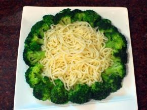将面条盛出，四周围上西兰花。