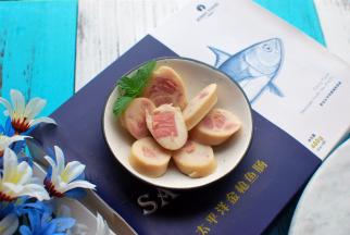 将蒸熟了的金枪鱼肠切片备用。