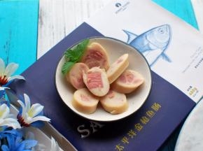 将蒸熟了的金枪鱼肠切片备用。