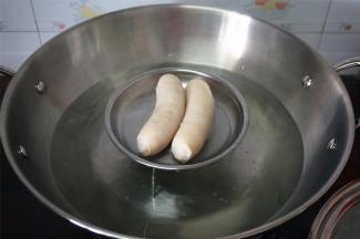 先将金枪鱼肠隔水蒸20分钟至熟。