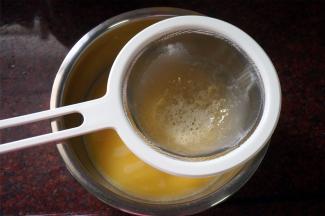 将蛋液过滤2次，滤去小白块蛋清和泡沫。