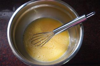 鸡蛋打入大碗，加入1小勺食盐，1小勺鸡粉，与蛋等量的清水215克，拌匀。