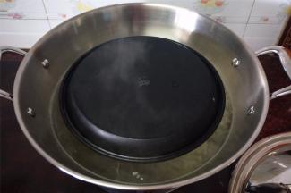 水沸腾后放入蒸锅，大火蒸10分钟。