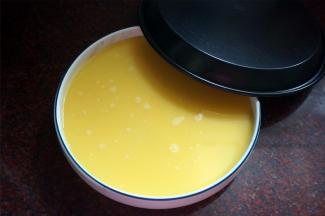 将蛋液倒入圆碟中，盖上保鲜膜或盘子。