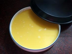 将蛋液倒入圆碟中，盖上保鲜膜或盘子。