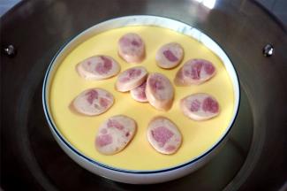 10分钟后，摆入金枪鱼肠，盖上盖子再焖1分钟即可。