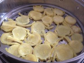 红薯去皮切成薄片，隔水蒸6分钟左右