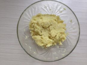 用汤匙将红薯压成红薯泥