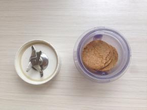 消化饼干用研磨机打成粉状，也可以将饼干放进厚实的保鲜袋里，用擀面棍擀压