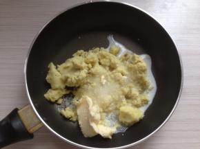 平底锅里放入红薯泥、糖、黄油、8克蛋黄和奶粉、水