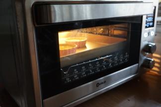 放入已经预热到200度的东菱K40C烤箱，倒数第二层，烘烤15分钟，至表面上色