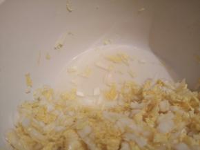 腌制过的娃娃菜，出了好多水，挤干水分