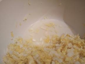 腌制过的娃娃菜，出了好多水，挤干水分