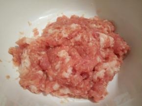 猪肉三分肥七分瘦，剁成碎，肉馅加一勺盐，十三香一勺，鸡粉一勺，料酒一勺，蚝油一勺顺时针拌均匀