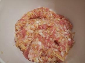 跟肉馅放一起搅拌均匀