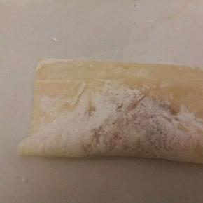 拿一张馄饨皮，加肉馅，在3/2处对折，