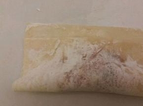 拿一张馄饨皮，加肉馅，在3/2处对折，