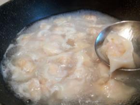 锅里水开，下馄饨煮熟