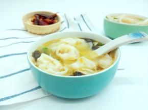 碗里加紫菜，虾皮，猪油，盛入煮好的馄饨，开吃。