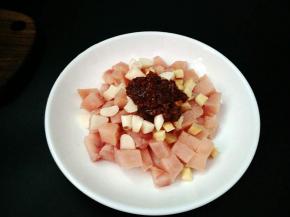 加入料酒，豆瓣酱，白糖抓匀。