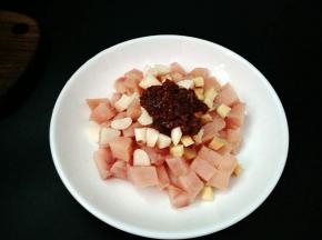 加入料酒，豆瓣酱，白糖抓匀。