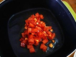 热锅油温五成热，下鸡丁。