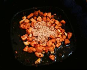 下白芝麻，炒匀即可