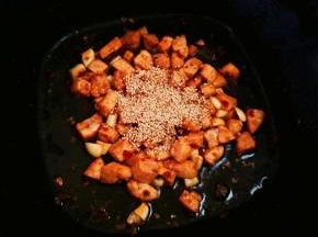 下白芝麻，炒匀即可