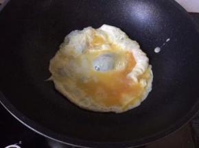锅中热油煎鸡蛋饼