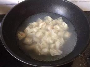 锅中煮开一锅水，放入馄饨