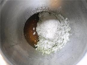 倒入一半的月饼预拌粉。