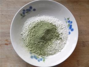 过筛月饼预拌粉和青汁粉。