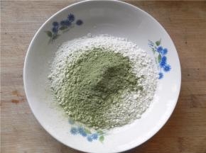 过筛月饼预拌粉和青汁粉。
