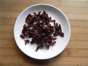 将20克蔓越莓干切碎。