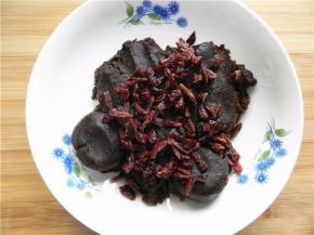 将蔓越莓干放枣泥豆沙馅里混合均匀。