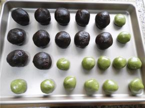 饼皮分好20克一个，搓圆。