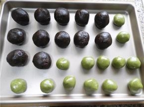 饼皮分好20克一个，搓圆。