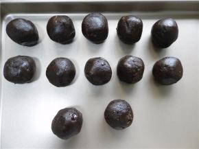 将枣泥豆沙馅分成30克一个，搓圆。