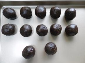 将枣泥豆沙馅分成30克一个，搓圆。