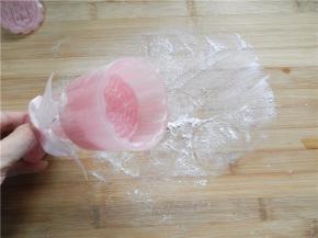 学厨水晶粉50克月饼模中撒一层薄薄的面粉防沾（也可模具中薄薄的刷一层油），或在案板上薄撒中粉，面团沾滚少少中粉，不可多。