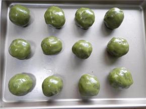 搓成圆球，放金盘上。提前预热UKOEO HBD-5002烤箱190度10分钟。