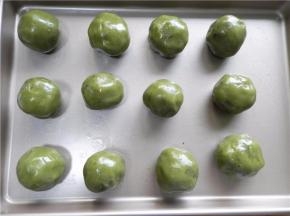 搓成圆球，放金盘上。提前预热UKOEO HBD-5002烤箱190度10分钟。