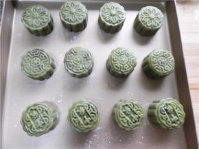 将包好的月饼放入学厨水晶粉50克的月饼模中，轻扣提起。脱模非常轻松！花纹立体感很强，也非常清晰哦！