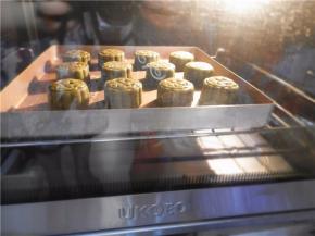 放烤箱再烤15分钟左右，饼皮均匀上色后就可。待凉后密封室温保存（放保鲜剂），放1天后回油可吃（这款烤箱可快速达到烘烤效果）。