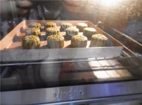 放烤箱再烤15分钟左右，饼皮均匀上色后就可。待凉后密封室温保存（放保鲜剂），放1天后回油可吃（这款烤箱可快速达到烘烤效果）。