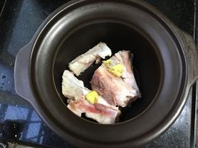 洗净沥水后拍入三块姜