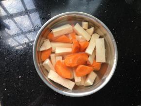 胡萝卜削皮切滚刀，淮山去皮切长段