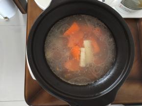 煲汤一个半小时后汤色发白，加胡萝卜和淮山一起继续煲汤三十分钟即可