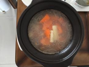 煲汤一个半小时后汤色发白，加胡萝卜和淮山一起继续煲汤三十分钟即可