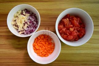 番茄烫一下去皮切小丁；胡萝卜切粒；洋葱切小粒；大蒜切末备用